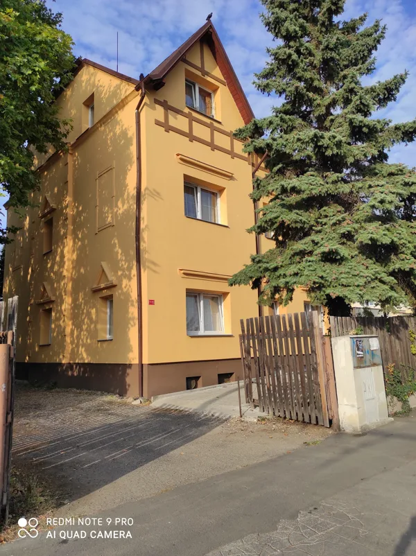 Vjezd na parkoviště ubytovny